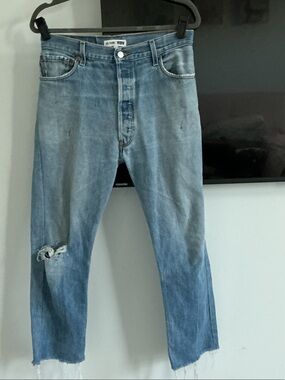 Vintage-Inspired RE/DONE Levi’s Light Blue WOMEN’s Jeans - Distressed Knee